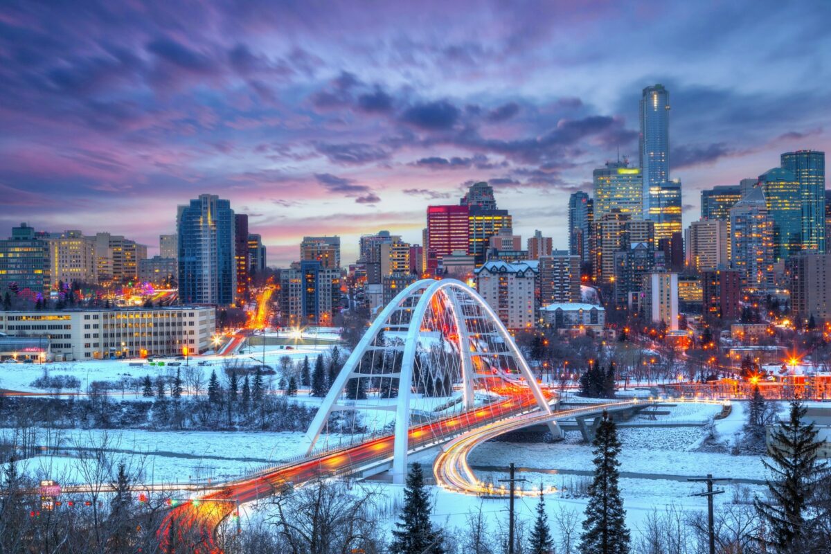 Edmonton Skyline im Winter mit beleuchteter Walterdale Bridge