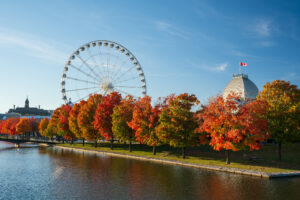 Herbstfarben am Alten Hafen von Montréal mit Riesenrad und kanadischer Flagge