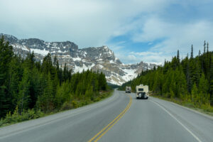 Wohnmobile auf einer Panoramastraße im Banff-Nationalpark